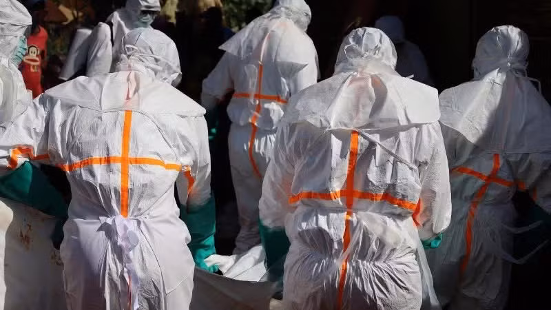 Nhân viên y tế chuyển thi thể một bệnh nhân Ebola tại Mongbwalu, tỉnh Ituri, Cộng hòa dân chủ Congo, ngày 25/5/2026. (Ảnh: THX/TTXVN)