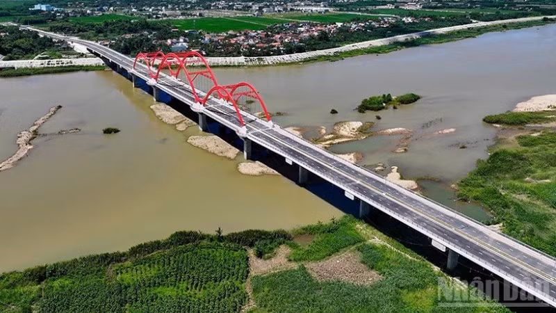 Cầu Phước Lộc sừng sững nối đôi bờ sông Trà Khúc, ước mơ ngàn đời của người dân thành hiện thực.