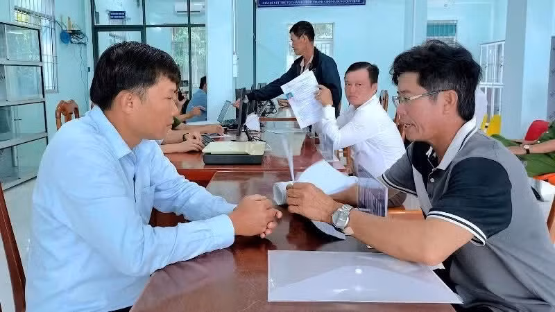 Cán bộ xã Đất Mũi (Cà Mau) hướng dẫn người dân thực hiện các thủ tục hành chính.