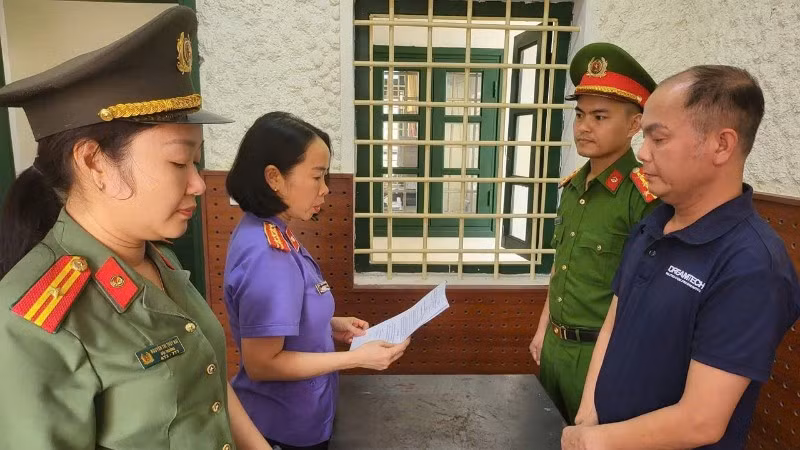Cơ quan điều tra tống đạt quyết định khởi tố, bắt tạm giam Nguyễn Đình Hiếu. (Ảnh: Công an Hà Tĩnh)