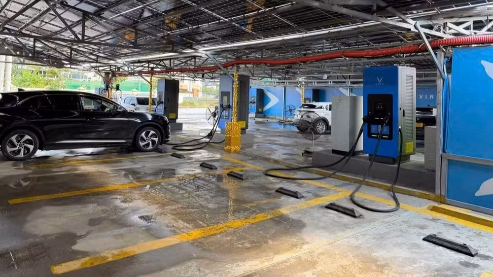 Một trạm sạc xe điện Vinfast thực hiện theo phương án nhượng quyền. (Ảnh: BÍCH VÂN)