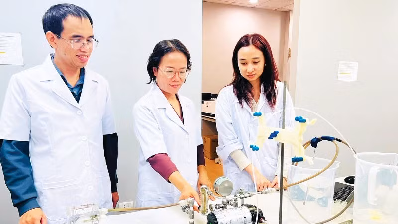 Giáo sư, Tiến sĩ Trần Thị Việt Nga (đứng giữa), Viện trưởng Viện Công nghệ cao Việt Nhật, Giảng viên cao cấp Khoa Kỹ thuật Môi trường, Trường đại học Xây dựng Hà Nội được trao tặng Giải thưởng Kovalevskaia năm 2025. (Ảnh: LÊ THÚY)