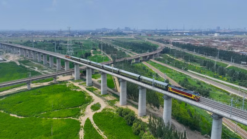 Chạy thử tuyến tàu cao tốc đoạn từ Bao Đầu đến Huệ Nông ở Khu tự trị Nội Mông, Trung Quốc. (Ảnh: Tân Hoa xã)