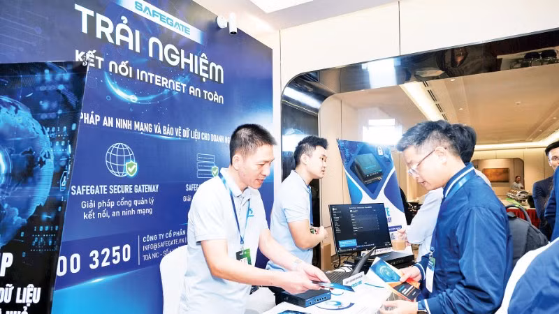 Giới thiệu các giải pháp an ninh mạng và bảo vệ dữ liệu cho doanh nghiệp vừa và nhỏ tại sự kiện Internet Day 2025. (Ảnh: TRÀ MY)