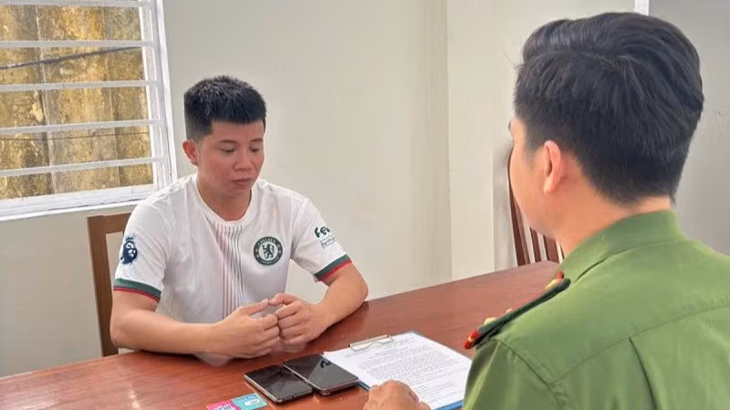Đối tượng Nguyễn Ngọc Anh tại cơ quan điều tra. (Ảnh: Công an cung cấp)