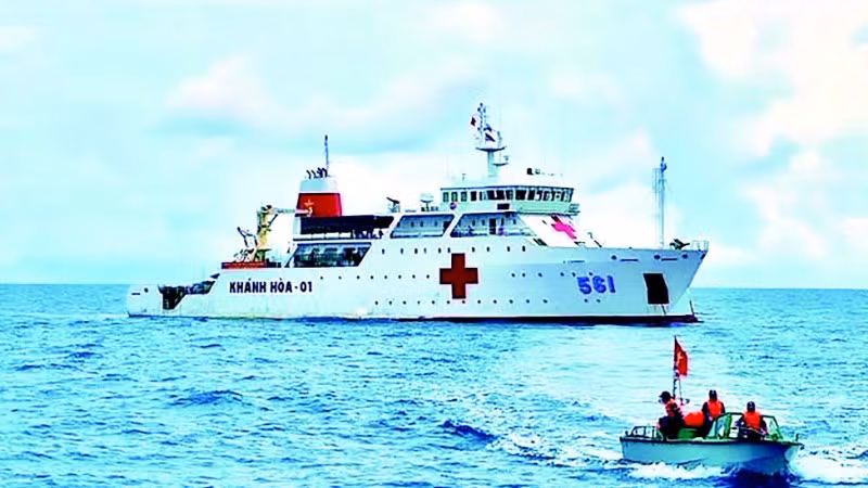 Tàu 561 của Lữ đoàn 955, Vùng 4 Hải quân lại một lần nữa ra khơi, mang theo tình yêu thương gửi gắm từ đất liền ra các đảo tiền tiêu và Nhà giàn DKI/10 của Tổ quốc.