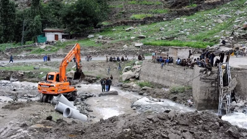 Lực lượng cứu hộ khắc phục hậu quả lũ lụt tại vùng Gilgit-Baltistan, miền bắc Pakistan, ngày 24/7/2025. (Ảnh: THX/TTXVN)
