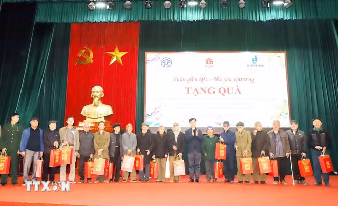 Ủy viên Bộ Chính trị, Bí thư Thành ủy Hà Nội Nguyễn Duy Ngọc trao quà Tết tặng các gia đình xã Lương Bằng, tỉnh Hưng Yên. (Ảnh: TTXVN)