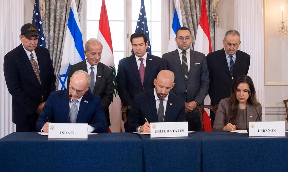 Các đại diện ba bên ký thỏa thuận khung tại Washington.