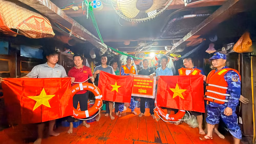Cảnh sát biển trao quà tặng tàu cá ngư dân.