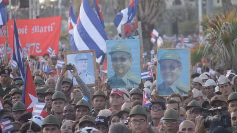 Người dân giơ cao hình ảnh nhà lãnh đạo cách mạng Raúl Castro trong cuộc mít tinh ở thủ đô La Habana. (Ảnh: Ngọc Duy/TTXVN)