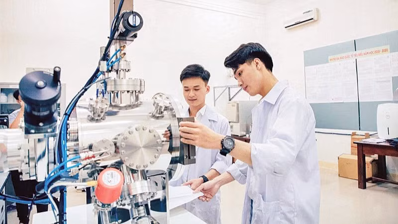 Sinh viên ngành Vật lý kỹ thuật thực hành với máy phún xạ tại phòng thí nghiệm Khoa học Vật liệu của Khoa Lý - Hóa, Trường đại học Sư phạm - Đại học Đà Nẵng. (Ảnh: Đại học Đà Nẵng)