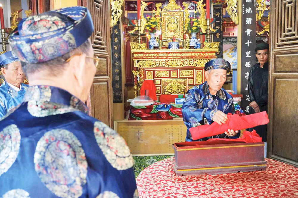 Nghi lễ khai mở hòm bộ sắc phong và tiến hành số hóa các tư liệu gia phả tại làng Cự Lại (thành phố Huế). (Ảnh: TVTH)