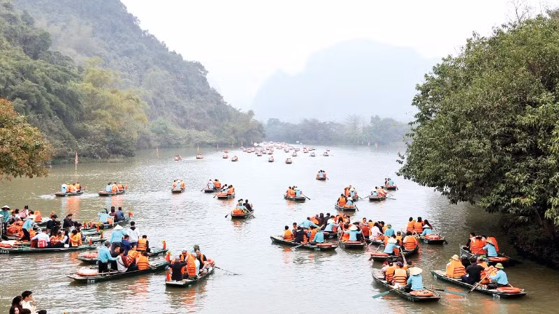 Ninh Bình đón hơn 2 triệu lượt khách du xuân Bính Ngọ, doanh thu ước đạt 2.406 tỷ đồng.