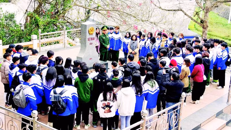 Học sinh Trường trung học phổ thông Đồng Đăng lắng nghe chiến sĩ Đồn Biên phòng Cửa khẩu Hữu Nghị giới thiệu về cột mốc quốc giới số 1116.