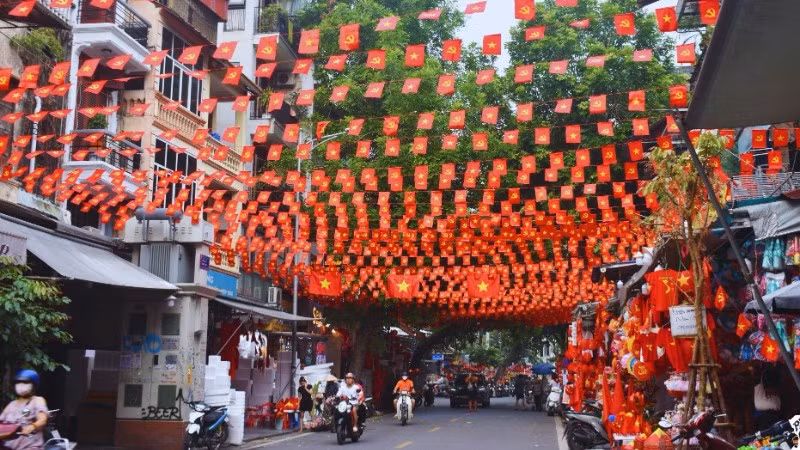 Hà Nội rực rỡ cờ hoa mừng Đại lễ và chào đón khách du lịch trong và ngoài nước trong dịp kỷ niệm 80 năm Quốc khánh 2/9.