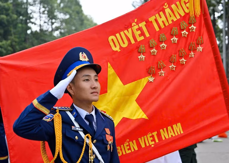 Chiến sĩ Cảnh sát biển Việt Nam trước giờ sơ duyệt.