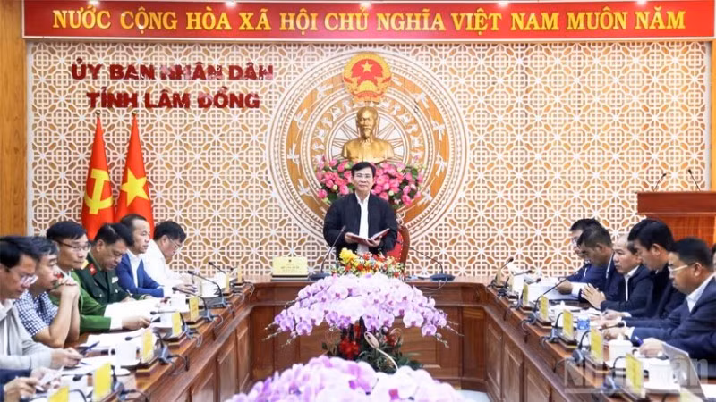 Chủ tịch Ủy ban nhân dân tỉnh Lâm Đồng chủ trì cuộc họp với các sở ngành, đơn vị, địa phương về phương án xây dựng, sửa chữa nhà ở cho các gia đình bị thiệt hại mưa lũ vừa qua.