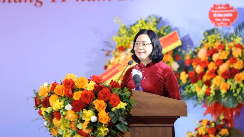Đồng chí Bùi Thị Minh Hoài, Ủy viên Bộ Chính trị, Bí thư Trung ương Đảng, Bí thư Đảng ủy Mặt trận Tổ quốc, các đoàn thể trung ương, Chủ tịch Ủy ban Trung ương Mặt trận Tổ quốc Việt Nam phát biểu tại lễ kỷ niệm. (Ảnh: ĐINH HÒA)