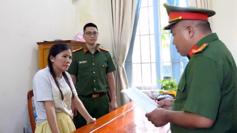 Cơ quan Cảnh sát điều tra Công an tỉnh Lâm Đồng tống đạt các quyết định khởi tố vụ án, khởi tố bị can, lệnh tạm giam đối với Đỗ Thị Ngọc Hằng. 