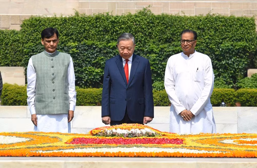 Tổng Bí thư, Chủ tịch nước Tô Lâm đặt vòng hoa tưởng niệm Mahatma Gandhi. (Ảnh: Uni India)