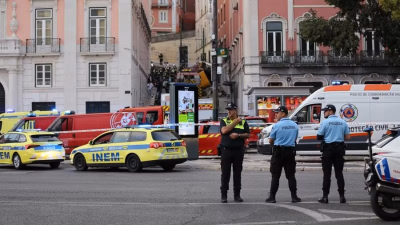 Hiện trường vụ tai nạn tàu điện ở Lisbon, Bồ Đào Nha,. (Ảnh: TÂN HOA XÃ)