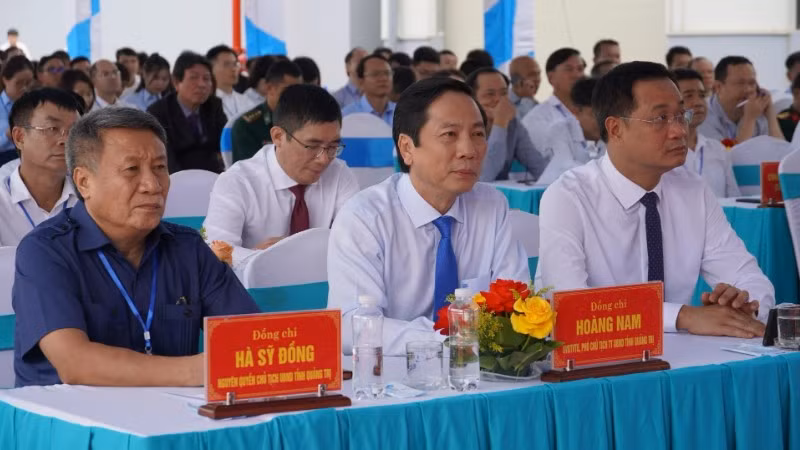 Ủy viên Trung ương Đảng, Bí thư Tỉnh ủy Quảng Trị Lê Ngọc Quang cùng lãnh đạo, nguyên lãnh đạo Ủy ban nhân dân tỉnh tham dự buổi lễ. 