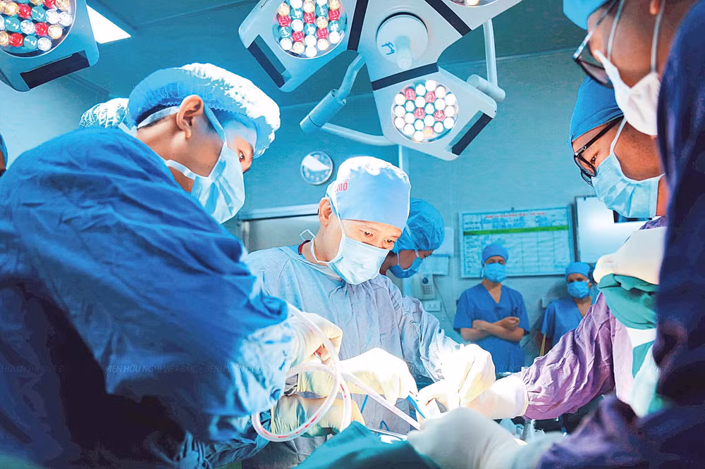 PGS, TS Nguyễn Mạnh Khánh và kíp phẫu thuật chấn thương chỉnh hình tại Bệnh viện Việt Đức.