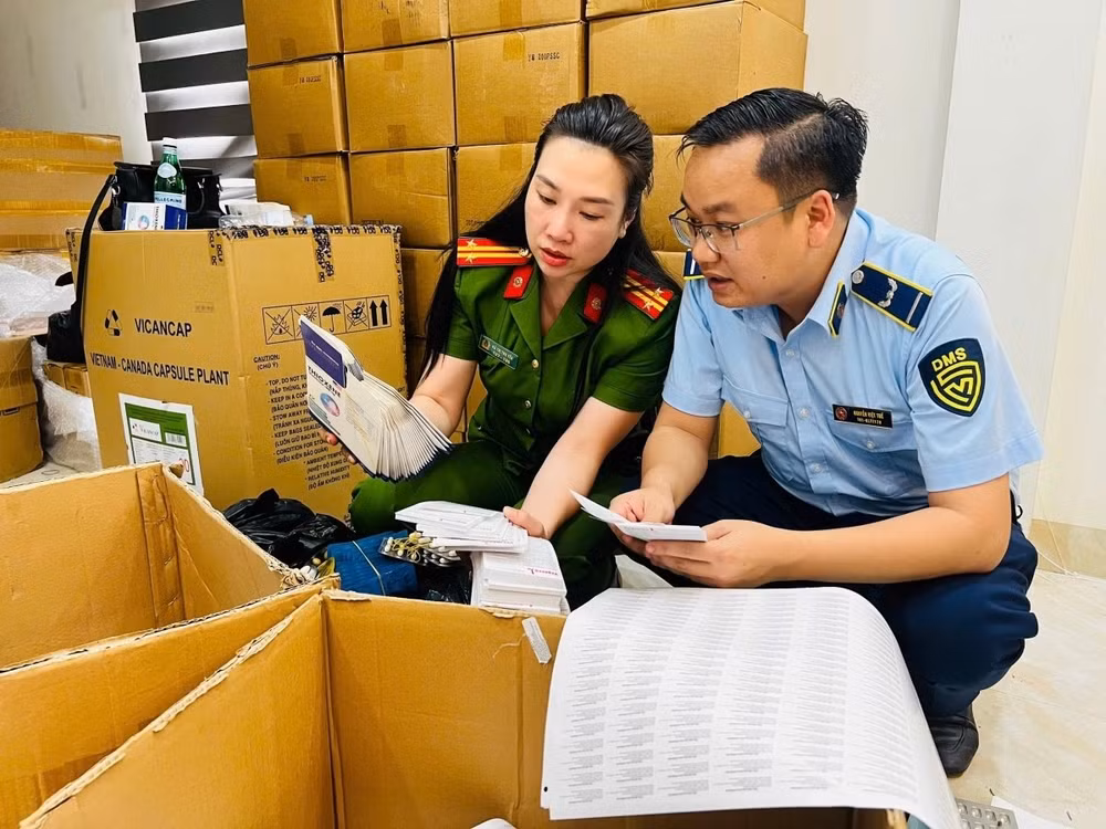 Công an Hà Nội khám xét lô thực phẩm chức năng, thiết bị y tế giả. (Ảnh THÚY HÀ)