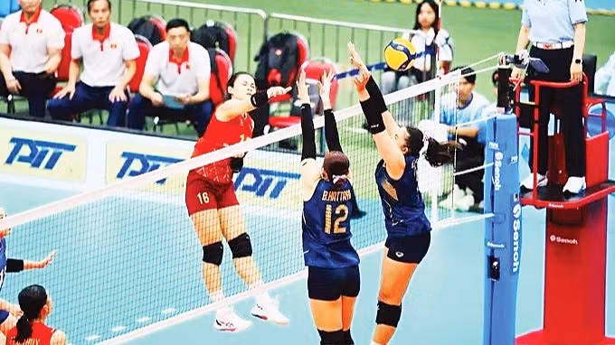 Đội tuyển bóng chuyền nữ Việt Nam (áo đỏ) trong trận chung kết với Thái Lan tại SEA Games 33.