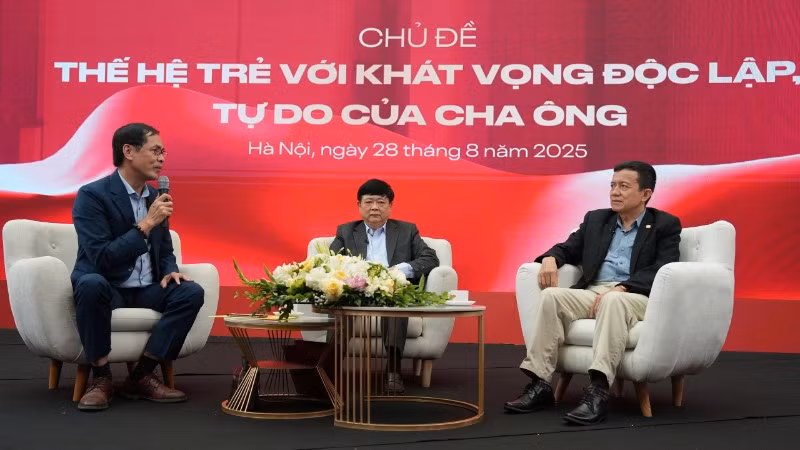 Tọa đàm "Thế hệ trẻ với khát vọng độc lập, tự do của cha ông" trong khuôn khổ triển lãm "95 năm Cờ Đảng soi đường".