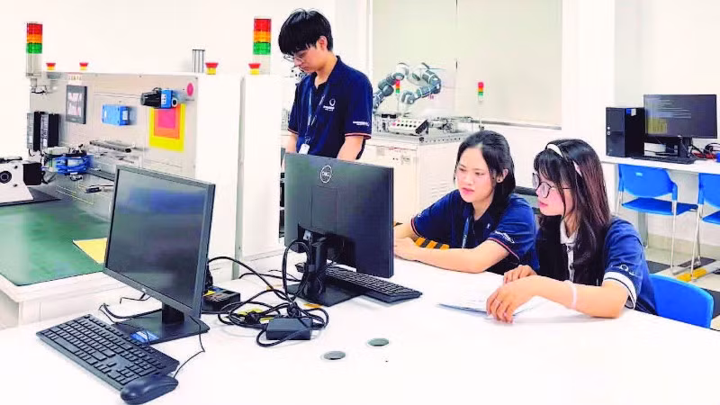 Sinh viên tại phòng thực hành Robot và Trí tuệ nhân tạo của Đại học Phenikaa.