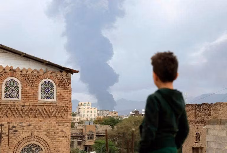 Khói bốc lên sau cuộc không kích của Israel tại Sanaa, Yemen.