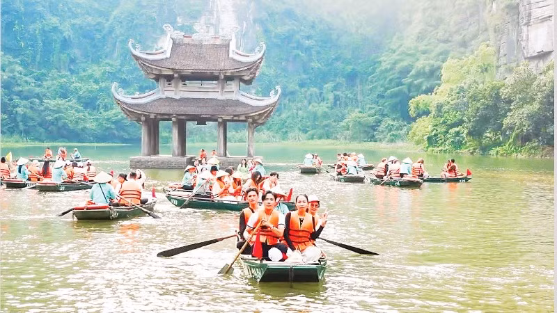 Khách du lịch tham quan quần thể danh thắng di tích Tràng An (Ninh Bình).