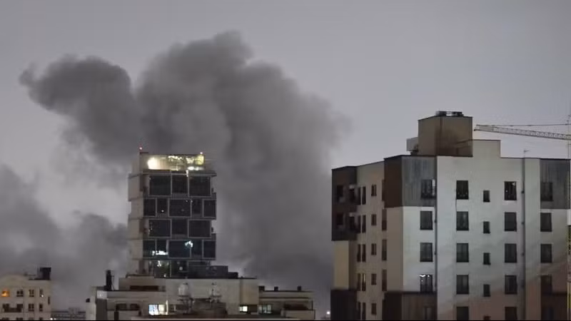 Khói bốc lên sau một vụ tấn công tại Tehran, Iran. (Ảnh: THX/TTXVN)