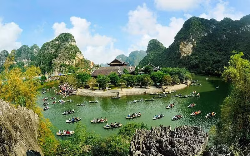 Du khách tham quan Di sản Văn hóa và Thiên nhiên thế giới Tràng An. (Ảnh: NINH MẠNH THẮNG)