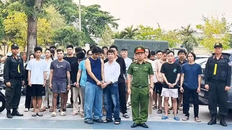 Ca sĩ Long Nhật cùng Sơn Ngọc Minh và 69 đối tượng bị bắt. (Ảnh: Công an Thành phố Hồ Chí Minh)