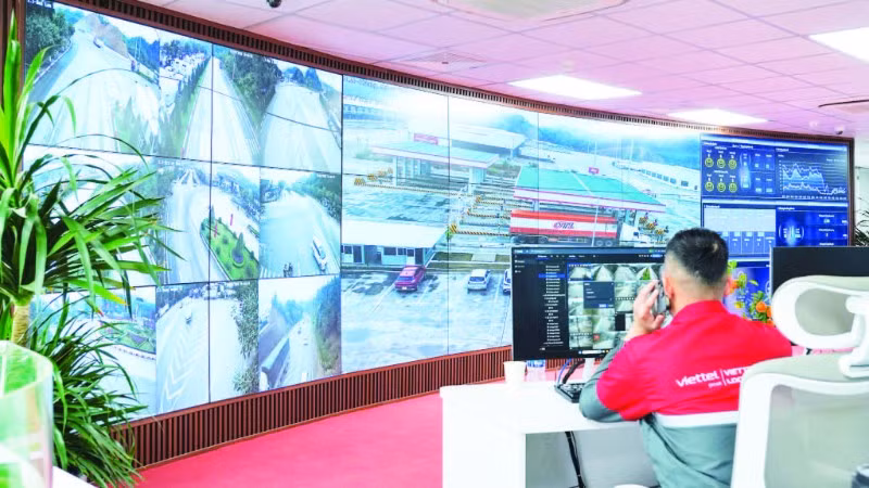 Kỹ thuật viên điều phối hoạt động kho bãi tại phòng điều hành NOC, Công viên logistics Viettel Lạng Sơn.