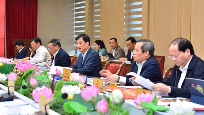 Bí thư Thành ủy Hà Nội Nguyễn Duy Ngọc và các đồng chí Thường trực Thành ủy chủ trì cuộc họp. (Ảnh: VIẾT THÀNH)