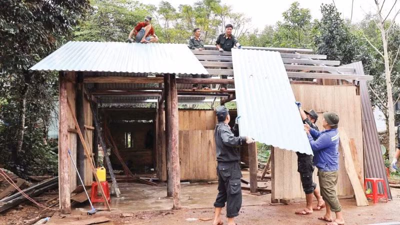 Các lực lượng chức năng tham gia sửa chữa nhà ở cho người dân tại xã Thượng Đức (thành phố Đà Nẵng).