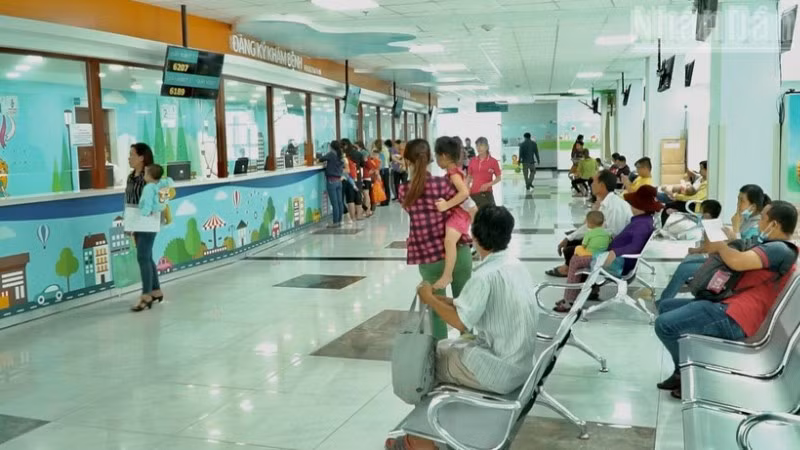 Trẻ em đến thăm khám tại Bệnh viện Nhi đồng Thành phố.