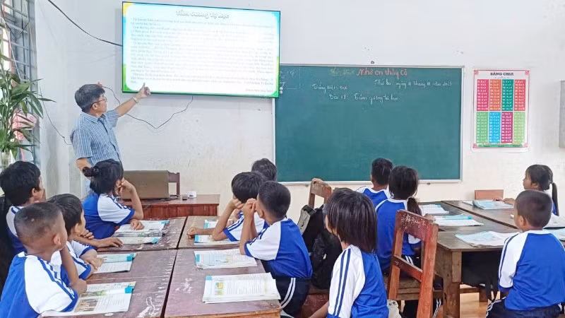 Thầy trò điểm lẻ tiểu học Ho Le hạnh phúc khi có phương tiện dạy học hiện đại do Báo Nhân Dân tặng.