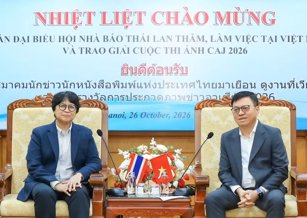 Đồng chí Lê Quốc Minh, Ủy viên Trung ương Đảng, Tổng Biên tập Báo Nhân Dân, Phó Trưởng Ban Tuyên giáo Trung ương, Chủ tịch Hội Nhà báo Việt Nam tiếp bà Norrinee Ruangnoo, Chủ tịch Liên đoàn Báo chí Thái Lan (CTJ), Chủ tịch Hội Nhà báo Thái Lan (TJA), Phó Thư ký tòa soạn Báo Matichon. (Ảnh: TTXVN)