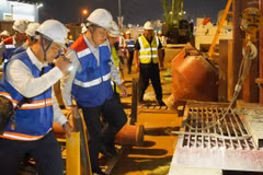 Lãnh đạo Ủy ban nhân dân Thành phố Hồ Chí Minh đi thực tế kiểm tra thi công nhà ga Phạm Văn Bạch, tuyến Metro số 2. (Ảnh: VÕ LÊ)