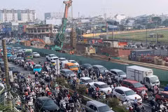Thực hiện phân luồng, lượng phương tiện từ cửa ngõ Tây Bắc vào trung tâm Thành phố khá dày đặc. (Ảnh: VÕ LÊ)