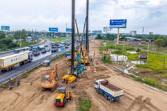Nhiều mũi thi công dự án mở rộng tuyến cao tốc Thành phố Hồ Chí Minh-Trung Lương -Mỹ Thuận, vẫn phải hoạt động cầm chừng do thiếu mặt bằng, nhất là khu vực chợ Đệm, Thành phố Hồ Chí Minh. (Ảnh: VÕ LÊ)