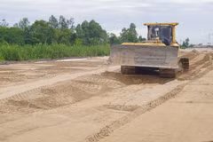 Cát thi công san lấp là nguồn vật liệu khan hiếm tại các công trình trọng điểm của Thành phố. (Ảnh: QUÝ HIỀN)