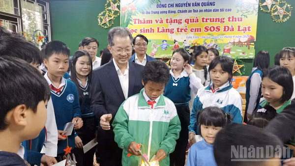Đồng chí Nguyễn Văn Quảng thăm hỏi, động viên các em đang sinh sống, học tập tại Làng trẻ em SOS Đà Lạt. (Ảnh: BẢO VĂN)