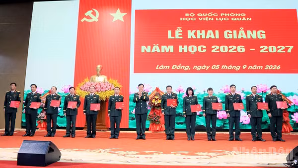 Trung tướng Đỗ Minh Xương, Giám đốc Học viện Lục quân trao quyết định của Bộ Quốc phòng chứng nhận sĩ quan chuyên môn-kỹ thuật-nghiệp vụ. (Ảnh: BẢO VĂN)