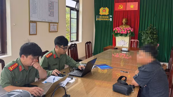 Đơn vị chức năng Công an tỉnh Lâm Đồng làm việc với ông Đ.M.T. (Ảnh: Công an tỉnh Lâm Đồng cung cấp)
